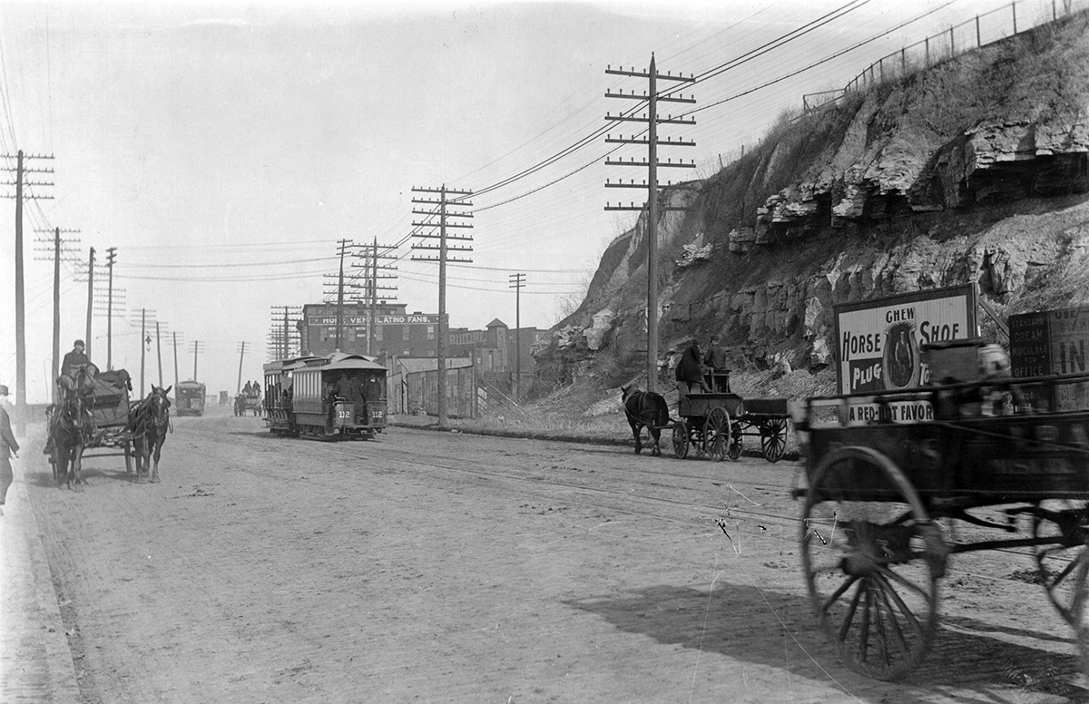 Streetcars and buggies heading downtown from the West Bottoms near the bluffs, 1900