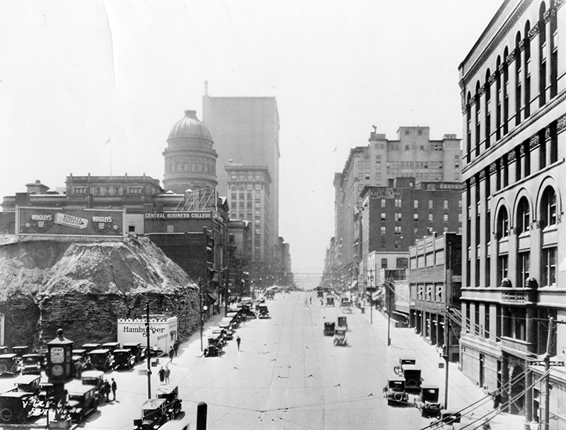 Grand Boulevard facing south, with Argentine Limestone and loess accumulation still visible. A White Castle hamburger restaurant occupies what’s now the Buffalo Mane building, 1926. Kansas City Public Library