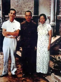 Edgar Snow (left) with Chou En-lai and his wife, Teng Ying-ch'ao (1938)